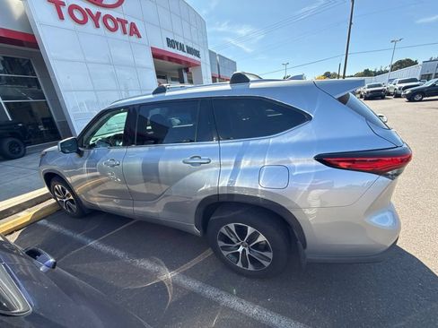 Used 2021 Toyota Highlander XLE AWD/4WD image 8