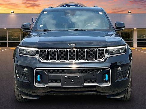Used 2025 Jeep Grand Cherokee Overland w/ Advanced Protech Group III AWD/4WD image 3