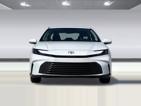 Used 2025 Toyota Camry LE image 5