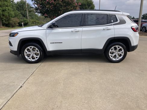 Used 2024 Jeep Compass Latitude w/ Mopar Graphics Package AWD/4WD image 9