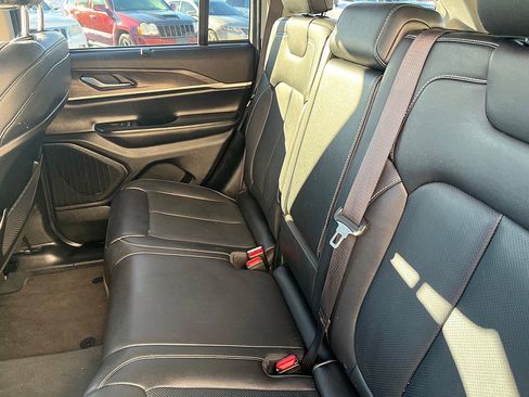 Used 2023 Jeep Grand Cherokee Limited w/ Luxury Tech Group II image 16