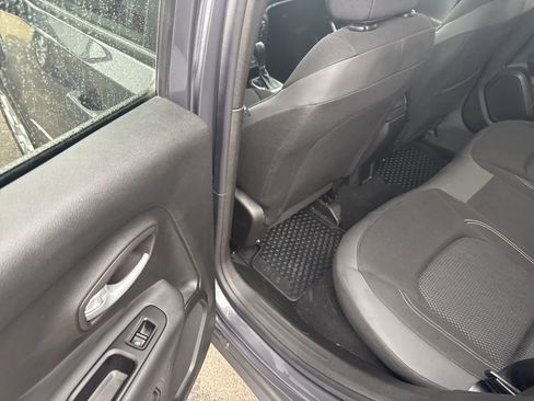 Certified 2023 Jeep Renegade Latitude w/ Premium Group image 10