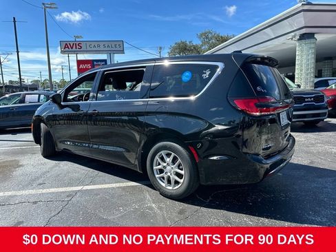 Used 2025 Chrysler Pacifica Select FWD image 4