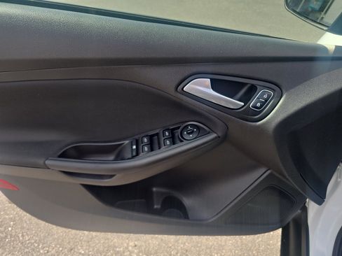 Used 2017 Ford Focus SE w/ Cold Weather Package FWD image 11