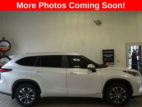 Used 2023 Toyota Highlander XLE AWD/4WD image 2