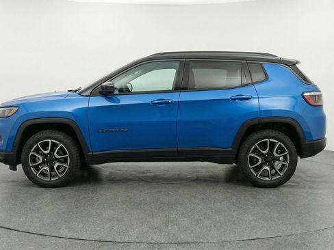 Used 2025 Jeep Compass Trailhawk image 5