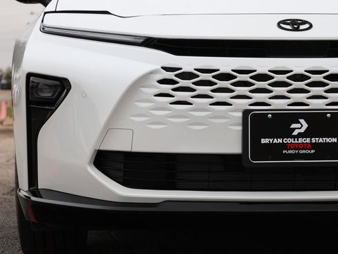 New 2025 Toyota Crown Signia image 4