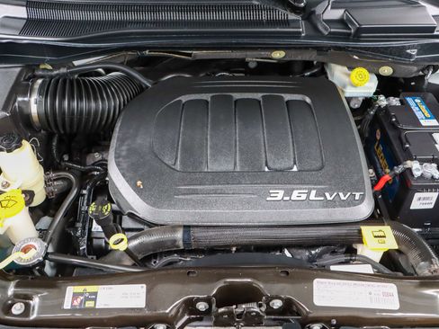 Used 2014 Chrysler Town & Country Touring image 32