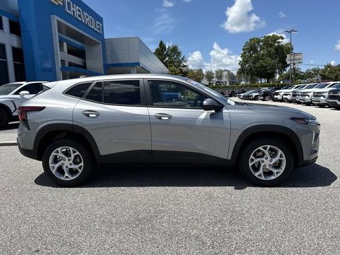 Used 2024 Chevrolet Trax LS w/ LS Convenience Package FWD image 2