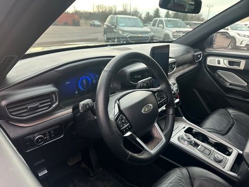 Used 2024 Ford Explorer Platinum w/ Technology Package image 2