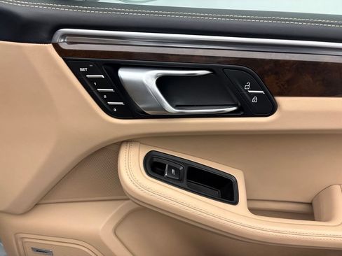 Certified 2023 Porsche Macan AWD/4WD image 26