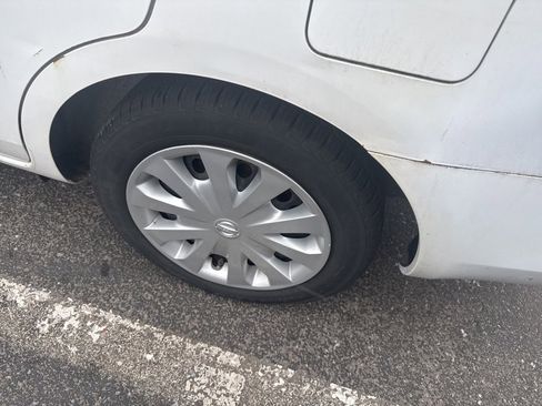 Used 2014 Nissan Versa SV image 9