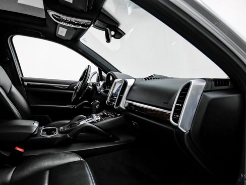 Used 2017 Porsche Cayenne S image 42