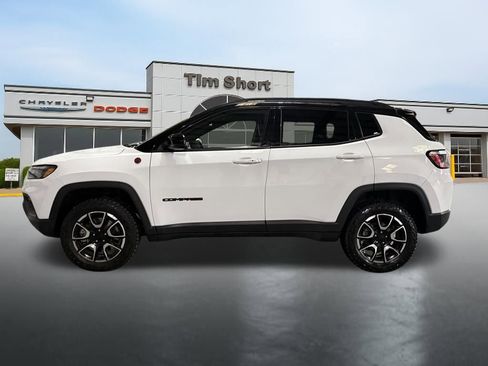 Used 2024 Jeep Compass Trailhawk image 2