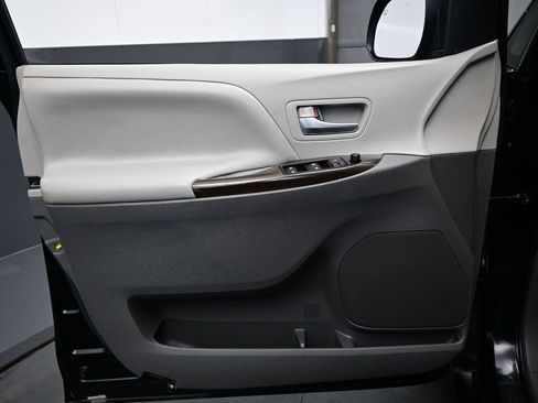 Used 2020 Toyota Sienna XLE FWD image 9