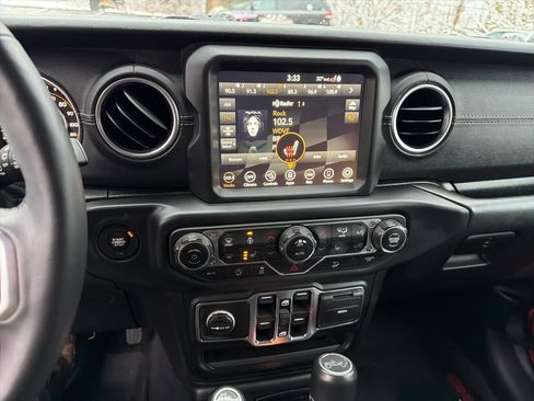 Used 2019 Jeep Wrangler Unlimited Sahara AWD/4WD image 11