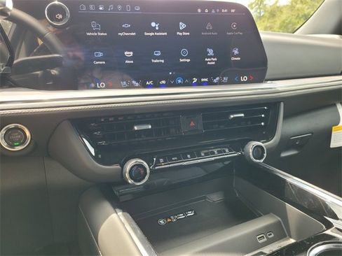 New 2025 Chevrolet Suburban Premier image 23