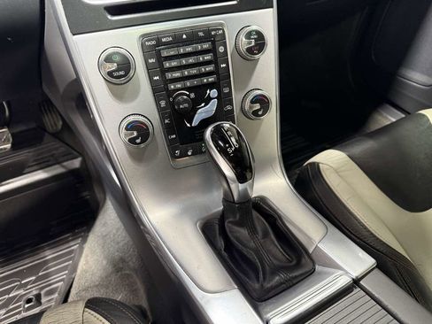 Used 2018 Volvo V60 T5 Cross Country Platinum image 13