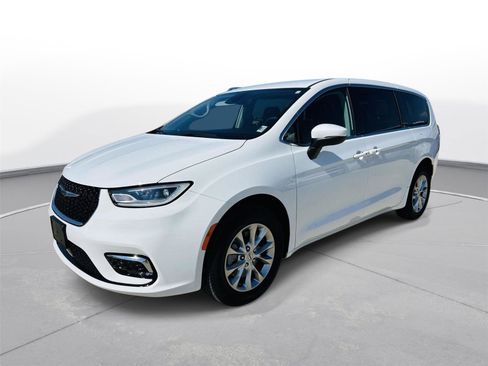 Used 2023 Chrysler Pacifica Touring-L w/ Uconnect Theater Family Group image 40