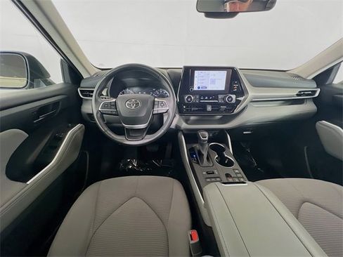Used 2024 Toyota Highlander LE image 23