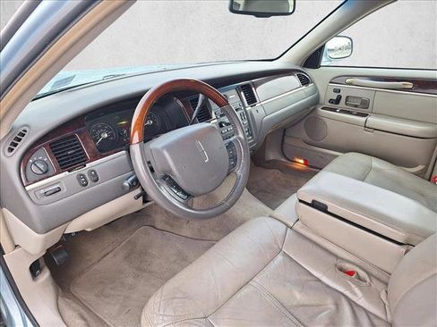 Used 2011 Lincoln Town Car Signature Limited image 9