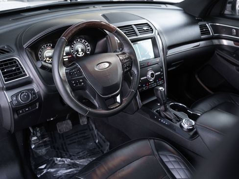 Used 2019 Ford Explorer Platinum image 10