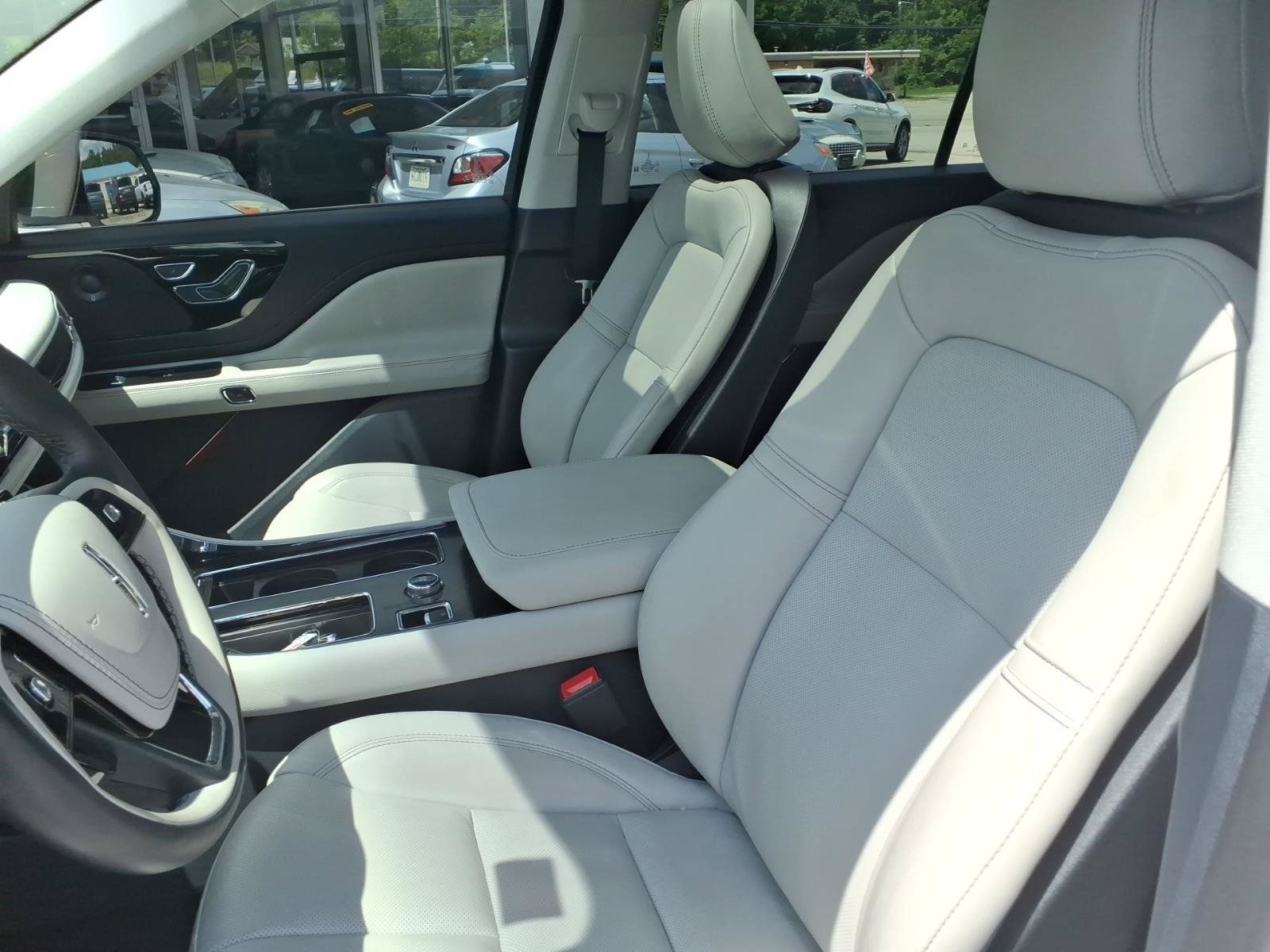 Used 2025 Lincoln Aviator AWD image 5