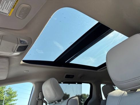 Used 2017 Chrysler Pacifica Limited w/ UConnect Theater Package FWD image 36