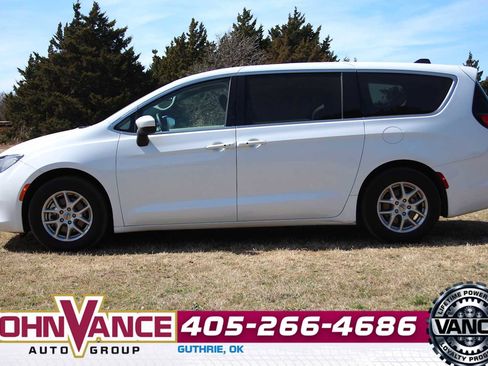 Used 2023 Chrysler Voyager LX image 5