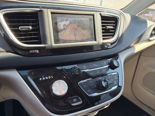 Used 2020 Chrysler Pacifica Touring-L FWD image 17