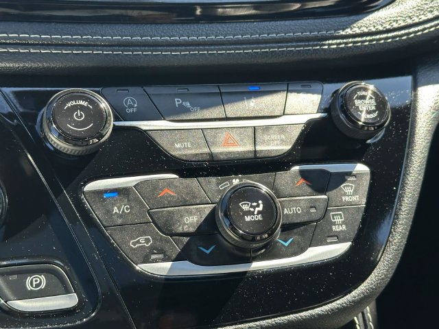 Certified 2025 Chrysler Pacifica Limited FWD image 16