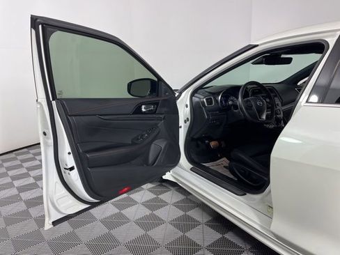 Used 2023 Nissan Maxima SR w/ Sport Mat Group FWD image 18