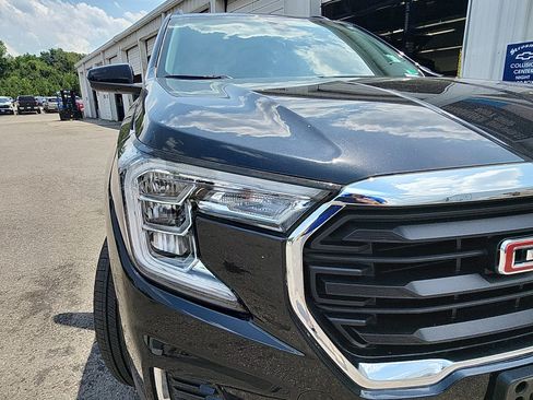 Used 2024 GMC Terrain SLE w/ Driver Convenience Package FWD image 9