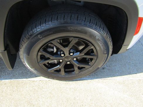 Used 2023 Jeep Grand Cherokee L Laredo AWD/4WD image 12