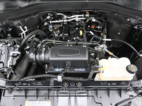 Used 2023 Ford Explorer XLT image 30