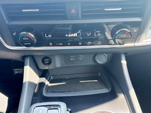 Used 2024 Nissan Rogue SV w/ SV Premium Package image 14