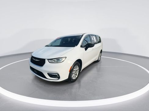 Used 2024 Chrysler Pacifica Touring-L FWD image 4