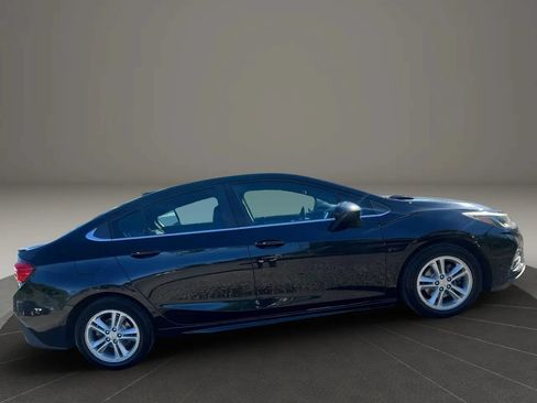 Used 2017 Chevrolet Cruze LT w/ Convenience Package FWD image 4
