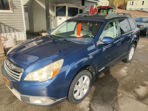 Used 2011 Subaru Outback 2.5i Limited image 2