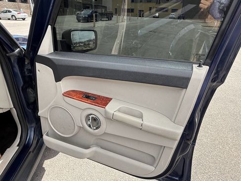 Used 2006 Jeep Commander Limited w/ Trailer Tow Group IV image 25