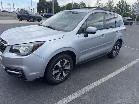 Used 2017 Subaru Forester 2.5i Limited AWD/4WD image 3