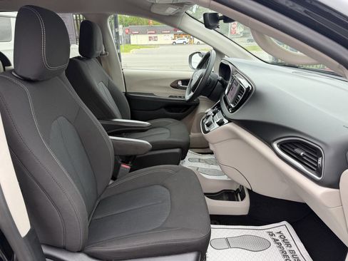 Used 2024 Chrysler Voyager LX FWD image 27