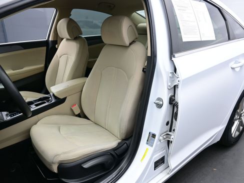 Used 2017 Hyundai Sonata SE w/ Cargo Package image 10