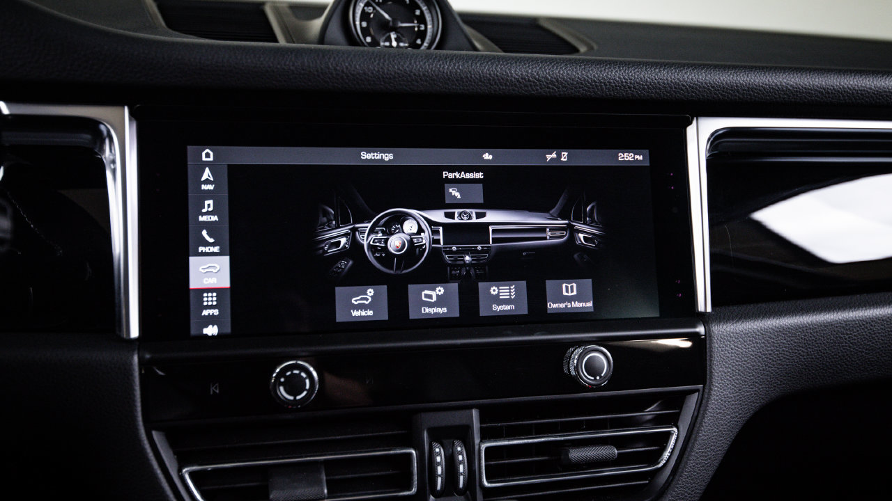 Certified 2023 Porsche Macan AWD/4WD image 18