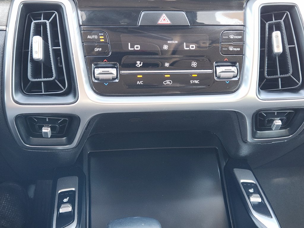 Used 2022 Kia Sorento EX w/ Panoramic Sunroof Package FWD image 16