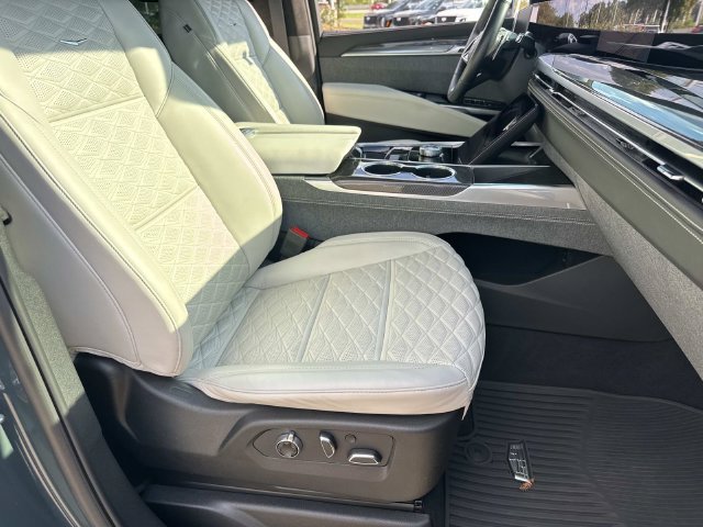 Used 2025 Cadillac Escalade ESV V AWD/4WD image 9