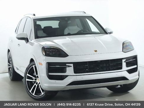 Used 2025 Porsche Cayenne GTS AWD/4WD image 2