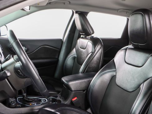 Used 2019 Jeep Cherokee Latitude Plus w/ Comfort/Convenience Group image 23