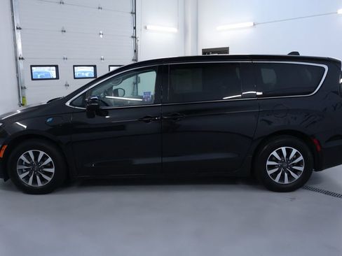 Used 2023 Chrysler Pacifica Touring-L image 4