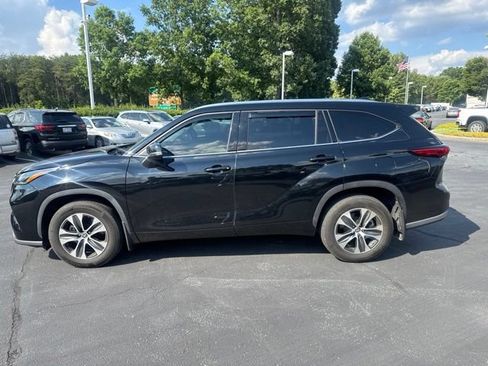 Used 2021 Toyota Highlander XLE AWD/4WD image 9